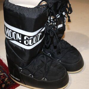 MOON BOOT in Black & White